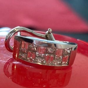 18K WHITE GOLD AND DIAMOND EARRING MINT CONDITION